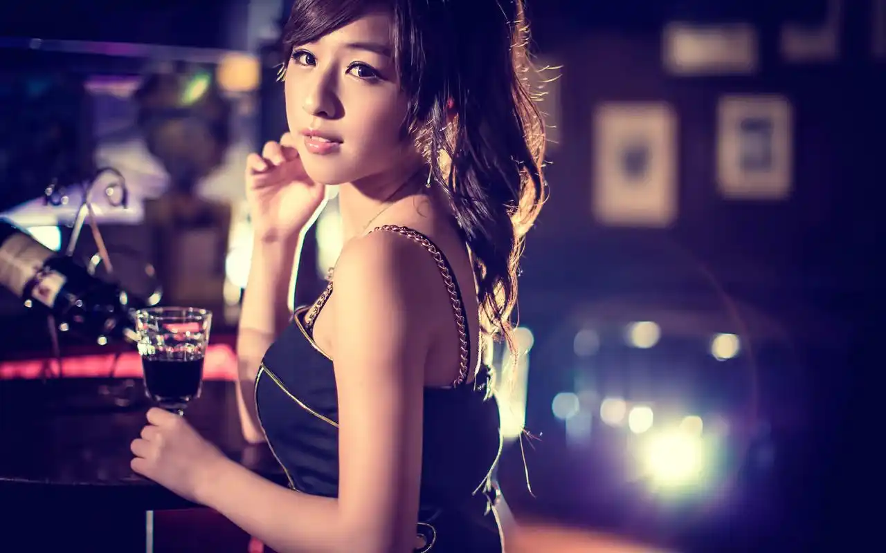唯美夜色清纯养眼酒吧美女落寞写真桌面壁纸(二)