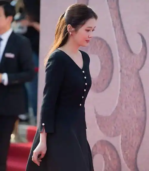 原创原创39岁张娜拉也太显年轻穿小黑裙半扎马尾脸嫩得像18岁