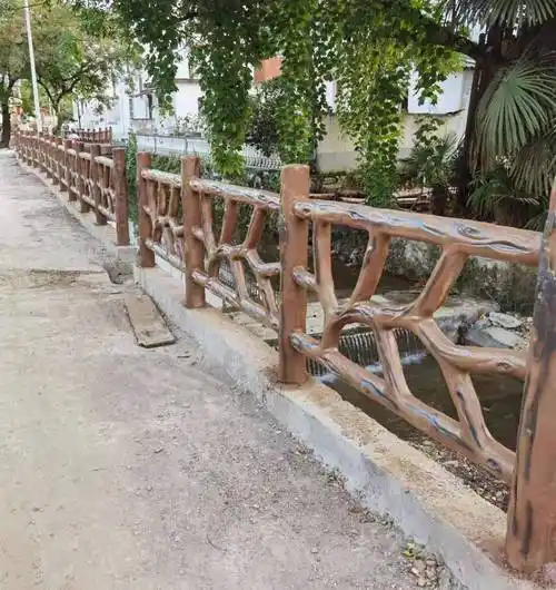 江西赣州一新农村建设 水泥做的护栏保护安全 使环境更加协调美观