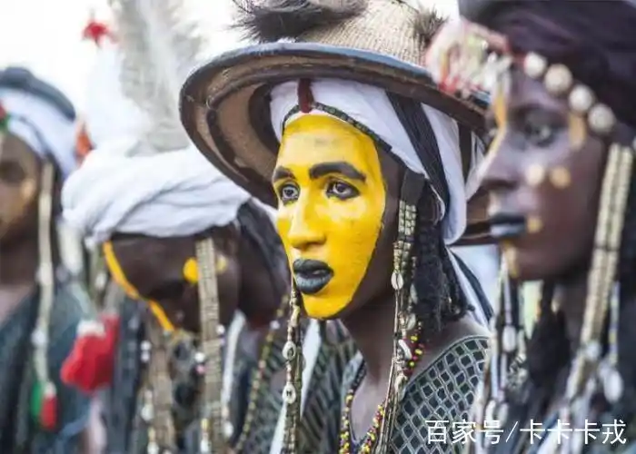 非洲最"另类"的部落,男人花6小时化妆,只为赢得女性青睐?