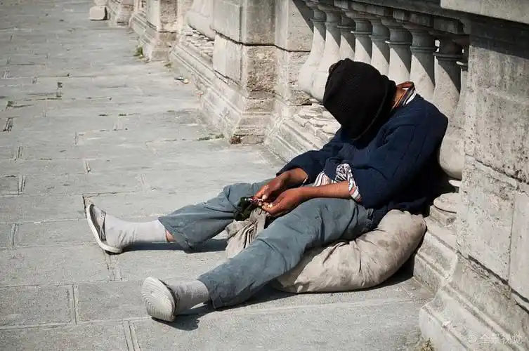 穷_男人_躺下_巴黎_高清图片_全景视觉