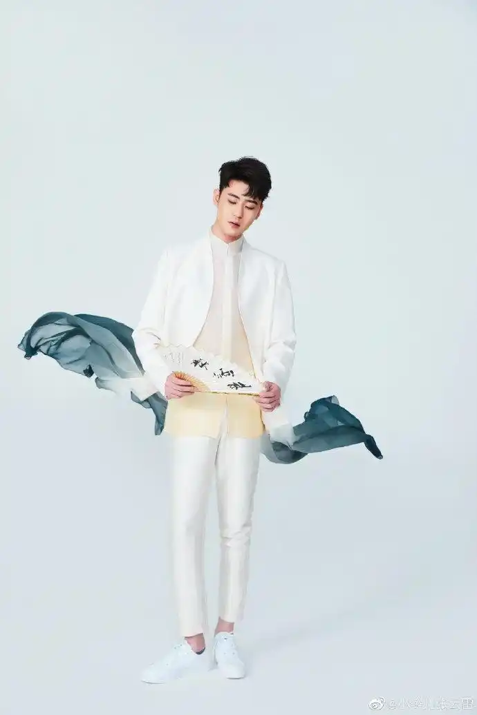 张云雷首本个人写真《重塑re-create》11月25日即将上线,敬请期待.