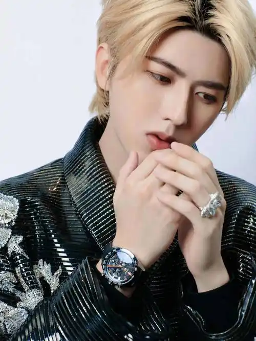 蔡徐坤应奢侈品普拉达(prada)之邀,米兰时装周展现东方之美!