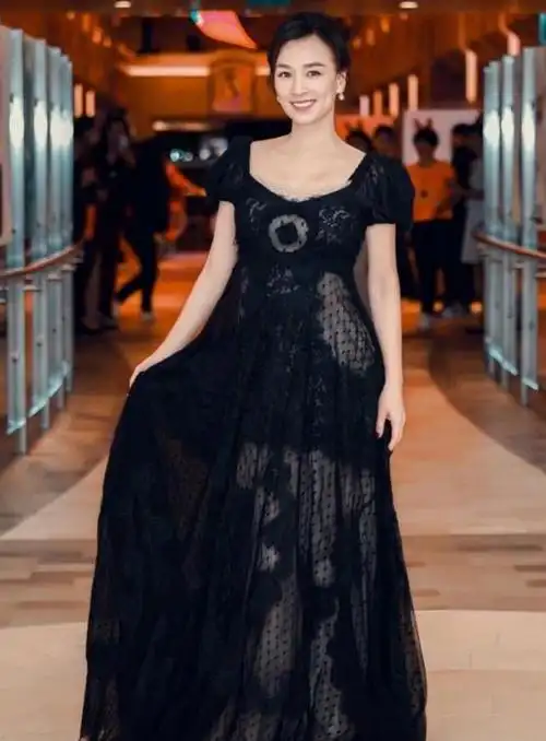 张庭年过半百也大胆黑色半透网纱配裸色打底身材好得遮不住