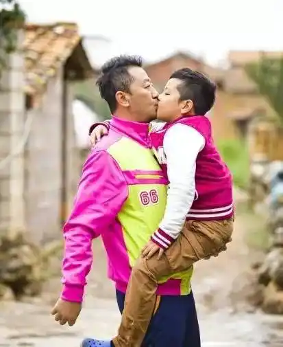 胡军与14岁女儿对嘴亲吻有人看不下了他淡定回复你想太多了