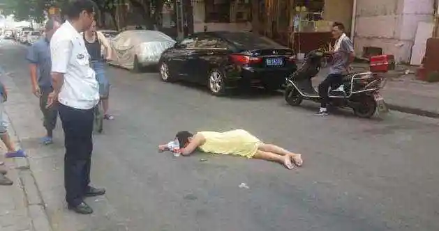 美女躺在高温地上一动不动,路人以为她晕倒,却另有内情,被大骂"活该"!
