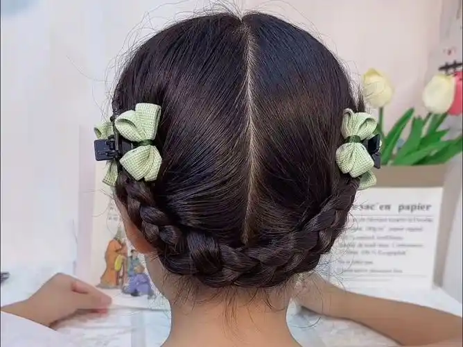2条3股辫扎一款简单公主发型,手残党也能学会