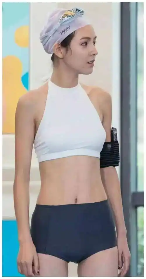 张予曦泳装大赏:比基尼展示身材,泳衣包裹特色!_社会_魅力_影响