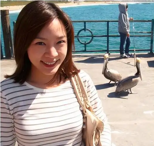 张嘉欣12岁时,就独自去国外留学,努力好学的她,更是精通四种语言,这一