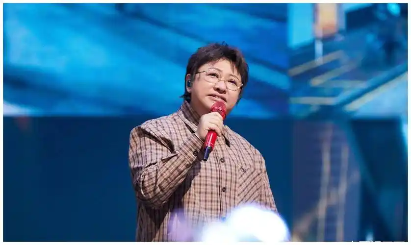 韩红打破了约定俗成的潜规则,背刺了男队,打脸了《声生》节目组_何炅