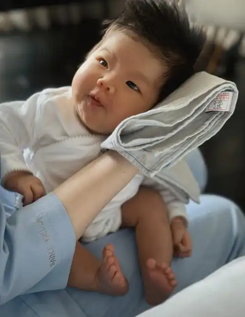 郑恺前任程晓玥官宣产女大方晒宝宝正脸ellary发量浓密笑容好治愈