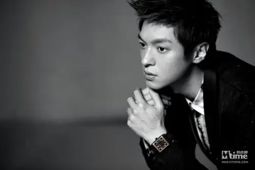 安钧璨1983年生于中国台湾,在偶像团体可米小子中担任财务股长,负责控