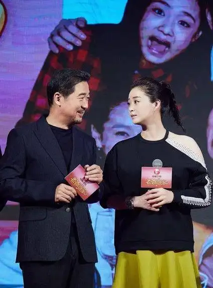 张国立"铁三角"再演新戏,闺女蒋欣送花篮祝贺_网易订阅