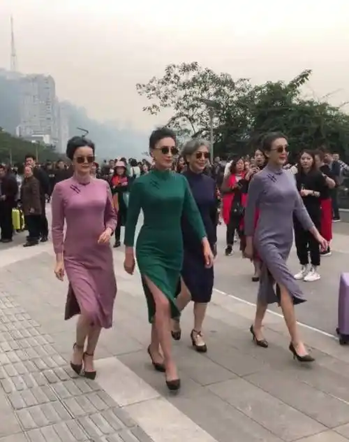 旗袍奶奶重新定义"中国大妈",集体穿旗袍走秀,70多岁惊艳时光_印花