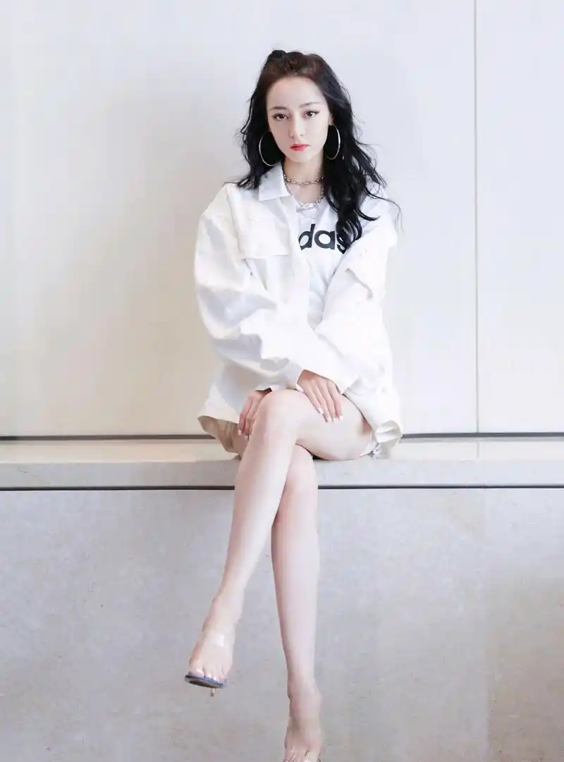 迪丽热巴人美又会穿白色工装配白色热裤轻松秀出漫画腿