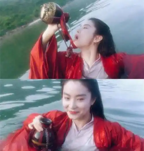 这是林青霞塑造"东方不败"的造型,身穿一身红装,时尚万种,这喝酒的