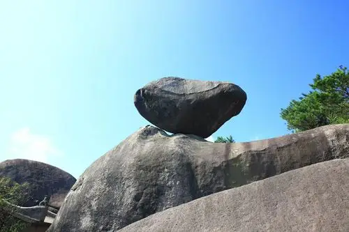 屹立在山顶巍峨不动的大石块.