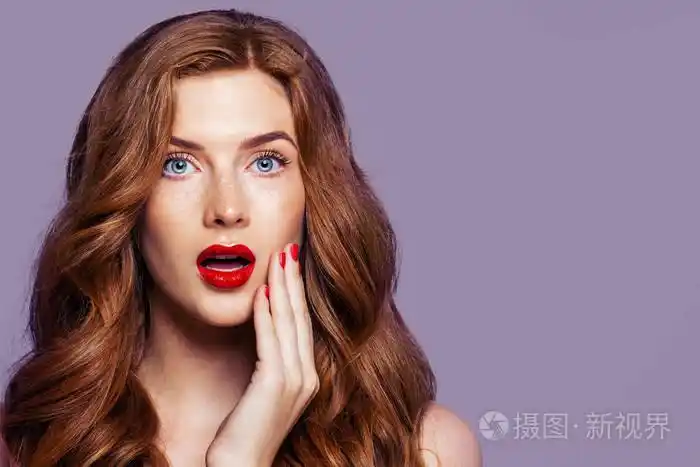 震惊的女人肖像吃惊的红发女孩张开了嘴