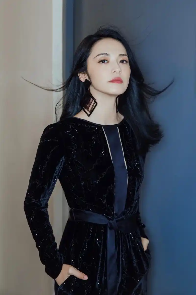 姚晨黑色系优雅性感写真图片23