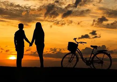 牵手的幸福情侣图片_浪漫甜蜜的恋人