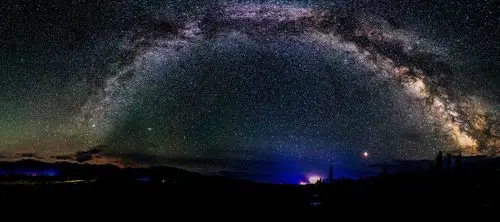 原创自驾新疆在雪山草原下撒野在星空下露营