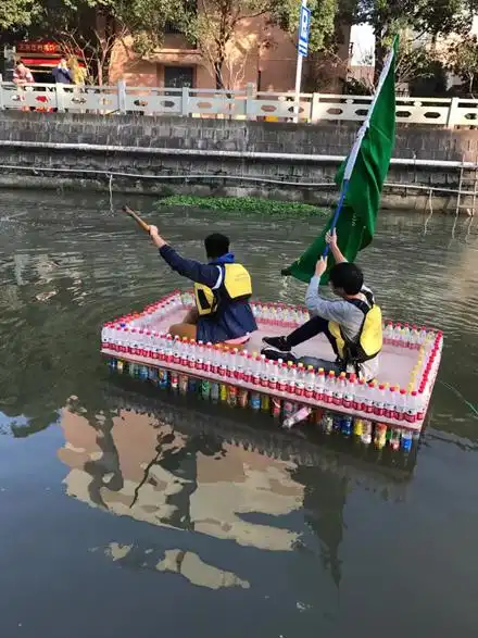 大学生用千个矿泉水瓶自制小船下水 称提高人们环保意识