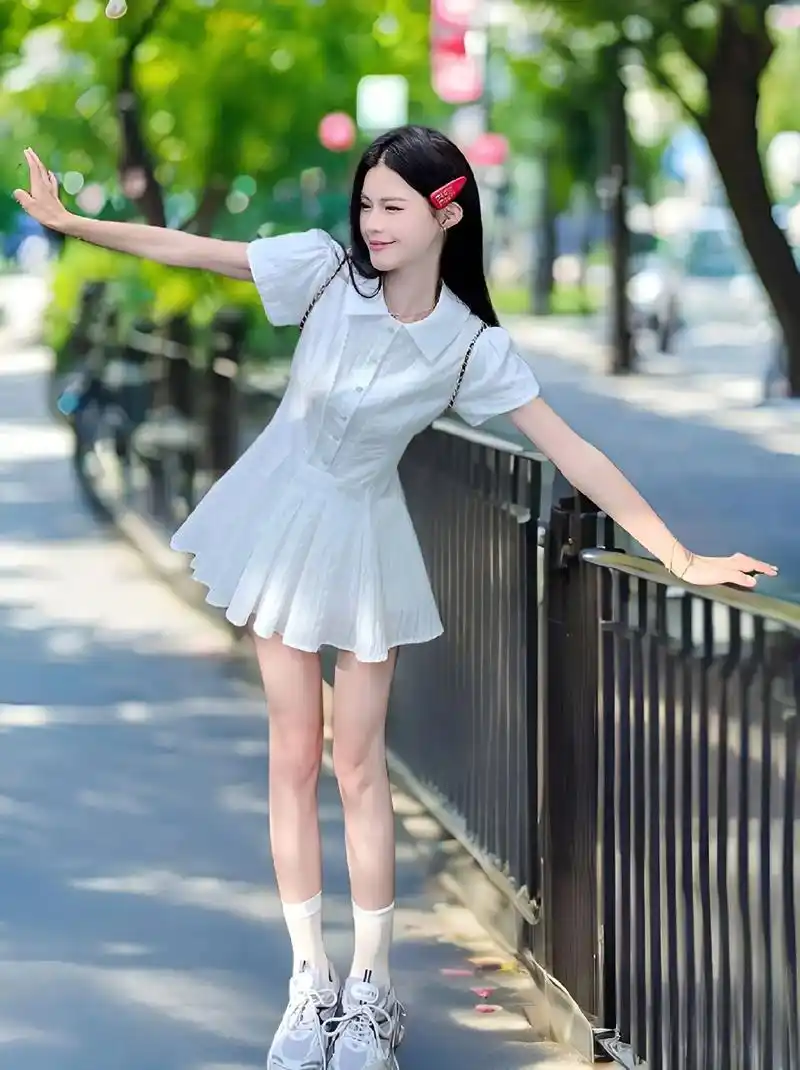 在夏日的微风中,邂逅青春的魅力.这款学院风白色泡泡袖衬衫连衣裙套装