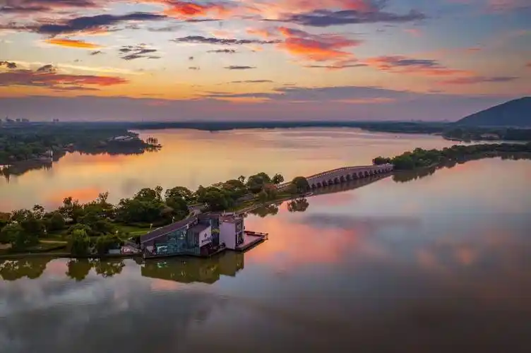 常熟尚湖因商末姜尚避纣王垂钓于此而得名.