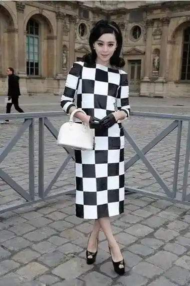 直接举例我们超会穿衣服的范爷了,众所周知冰冰是标准的瓜子脸,身高也