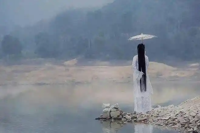 吹过的山风 可否知道伊人的行踪 一定要盼 盼那个伊人 相信前世的修行