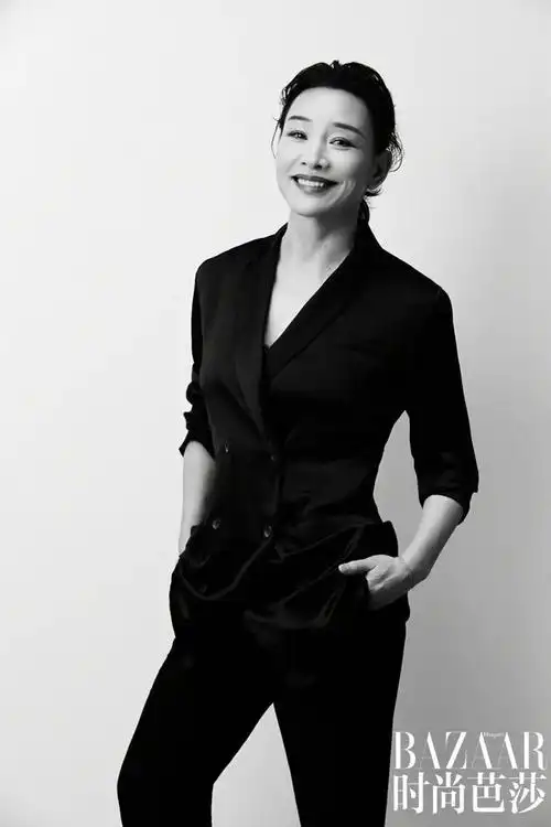 陈冲亮相时尚杂志宣传《忠犬八公》,潇洒从容展现大气之美