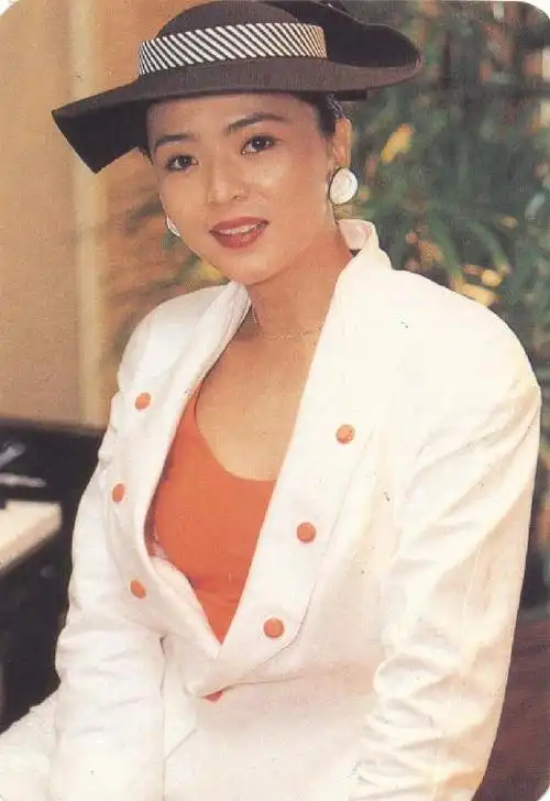 /p> p>1977年,加盟tvb艺训班第六期.