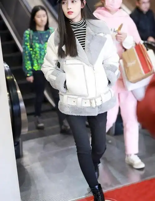 鞠婧祎绑架片段被嘲讽后首现身,小香风外套配马丁靴,衣品超级赞_腾讯