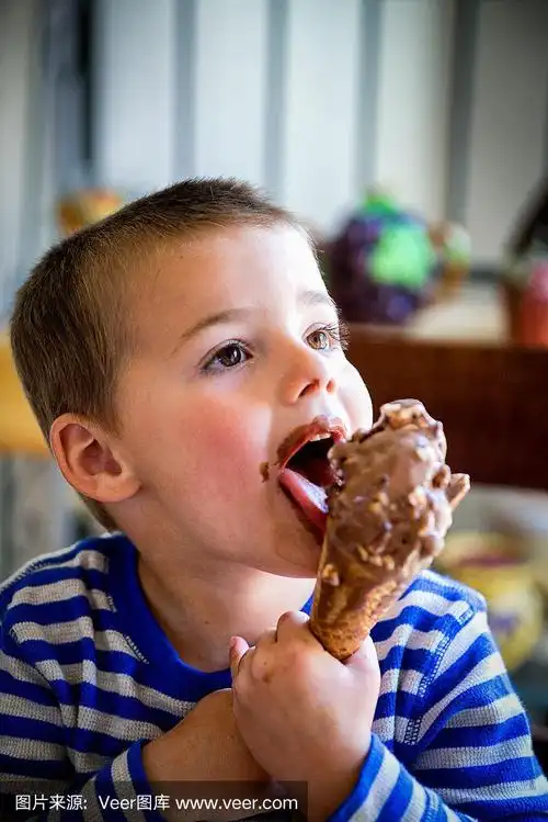 小男孩吃冰淇淋