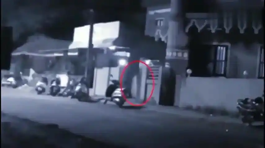 灵异事件监控拍下半夜女鬼游街所有人都被吓跑了