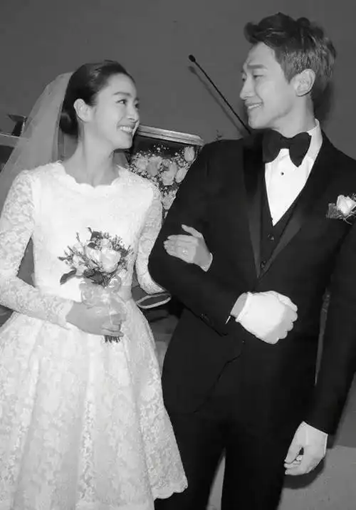 rain金泰熙牵手散步#这一对韩国"颜值"夫妇,结婚五年,育有2个可爱的