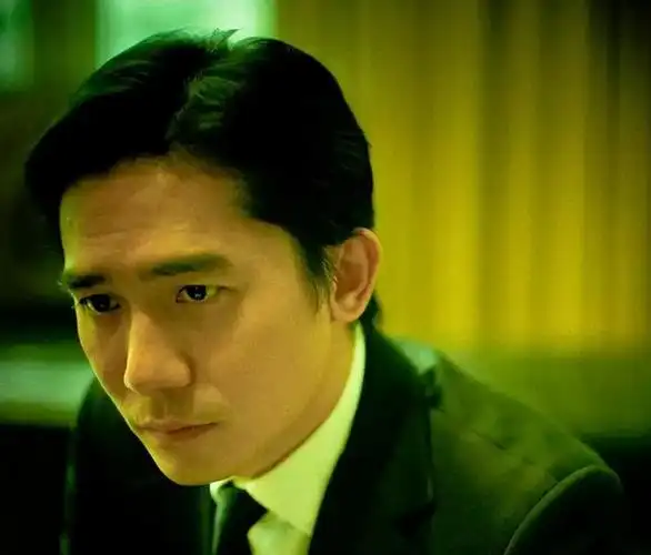 梁朝伟在滑雪场被人偶遇,戴着可爱的兔子帽,满脸皱纹苍老了不少