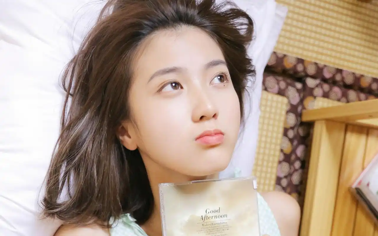 睡衣美女居家唯美写真图片桌面壁纸