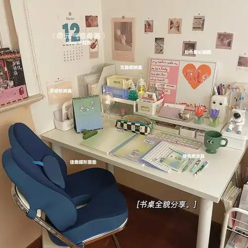 晚间氛围感书桌白色ins风书桌布置