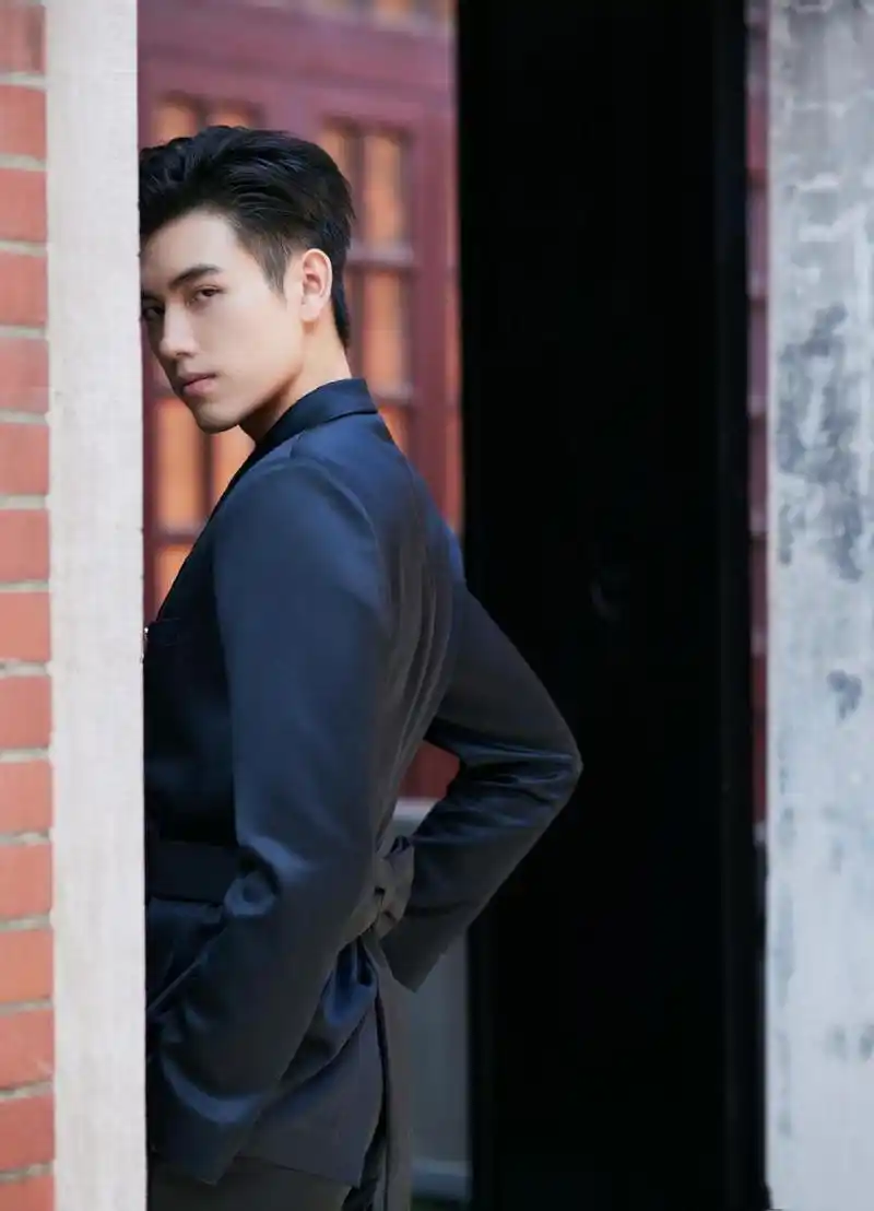 陈飞宇身穿黑色西装,设计的精巧性刚好可以勾勒出挺立的身材,高大帅气