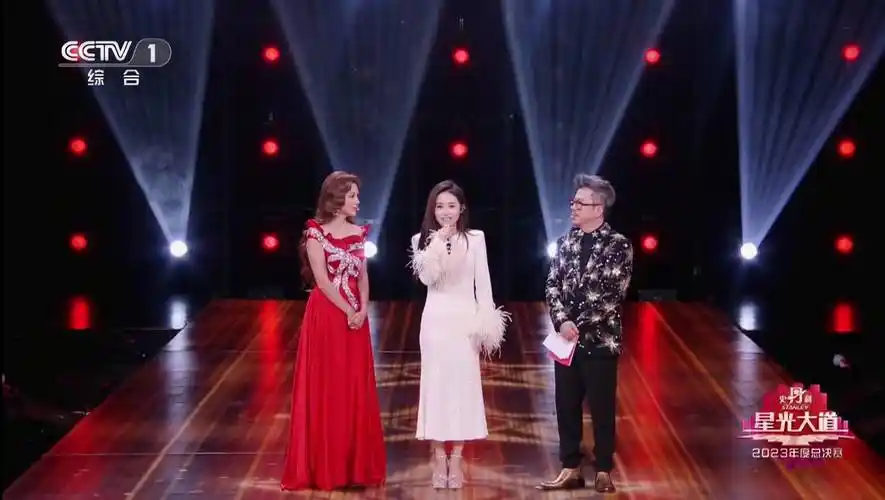 《星光大道》年度总决赛,朱迅不再是形单影只,新搭档却水土不服