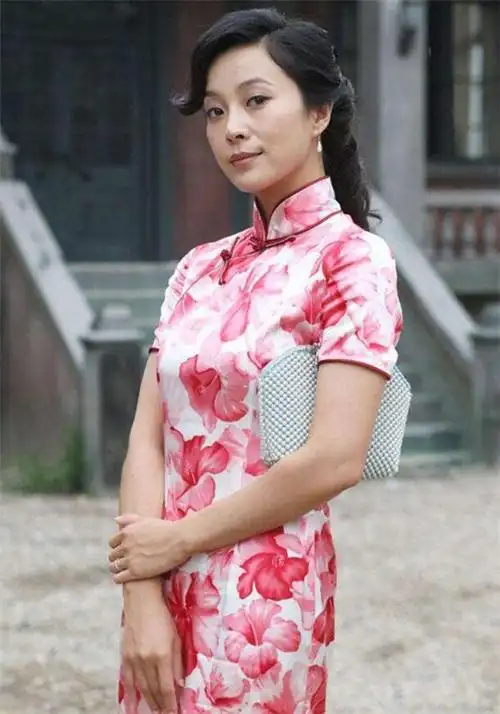 苏岩为演戏光头造型吸睛二婚大12岁罗嘉良超幸福