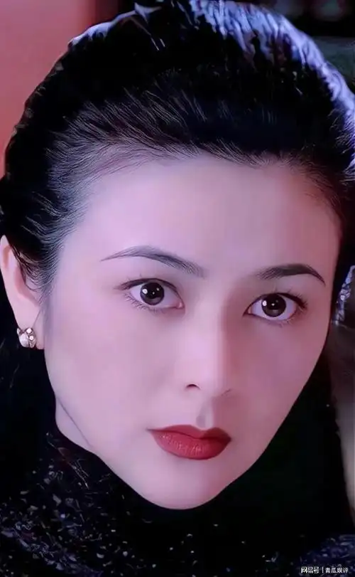 676767她的美是要挑角度的,有些惊为天人,有些角度看却很一般