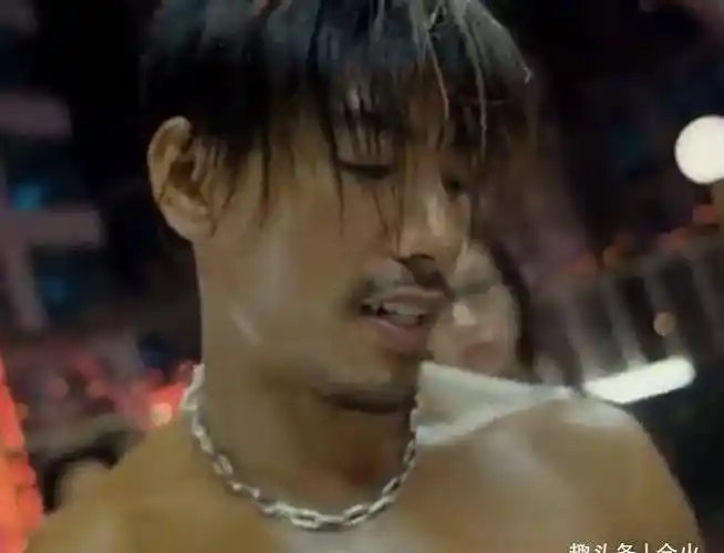 "乌鸦哥"张耀扬近照曝光,一头白发满面红光,57岁练成肌肉男_反派_模样