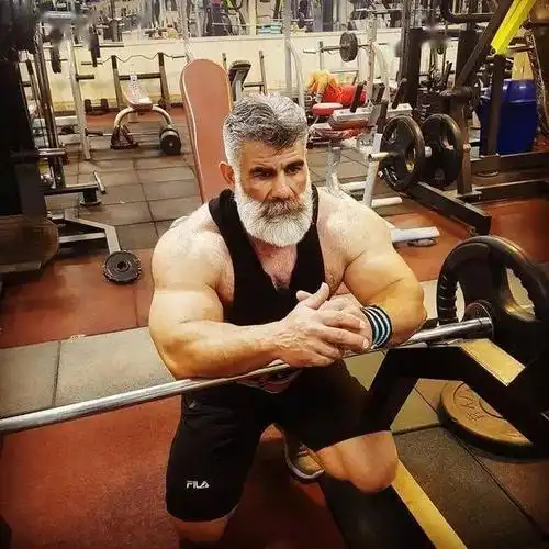 66岁的白胡子大叔20多岁的身体状态肌肉含量超越无数年轻人