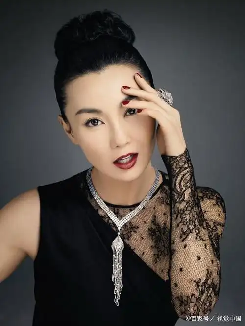 55岁张曼玉刷爆朋友圈:放肆的天真,女人想成为她,男人会爱上她