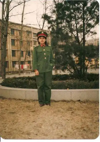 2011旅游频道 国内游韩红年轻旧照首次曝光 身形苗条气质不输宋祖英