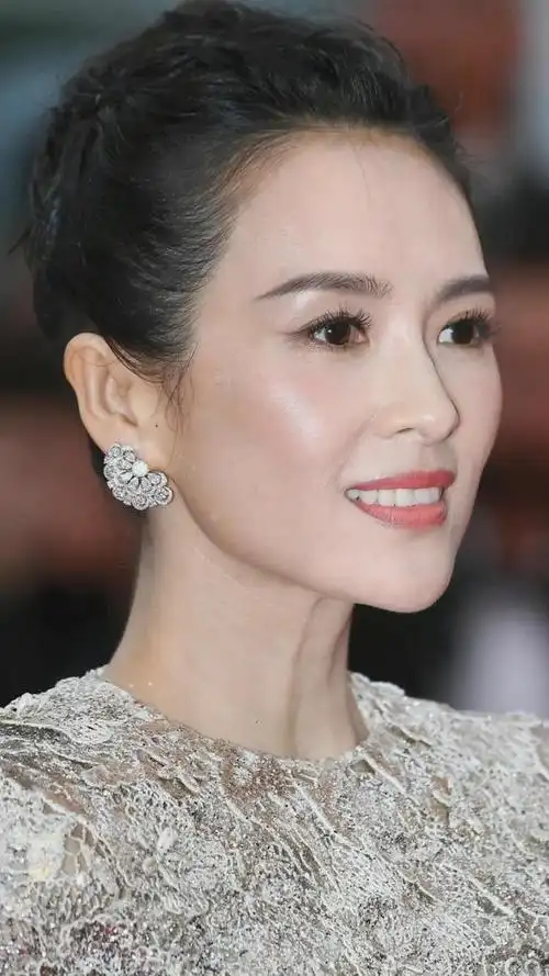 章子怡素颜不精致还居家打扮,跟平常大妈无异,但难掩气质不媚俗|妆容