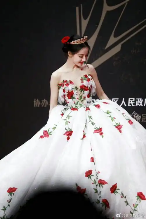 年末红毯看内娱#好期待看到年末红毯上的迪丽热巴啊!