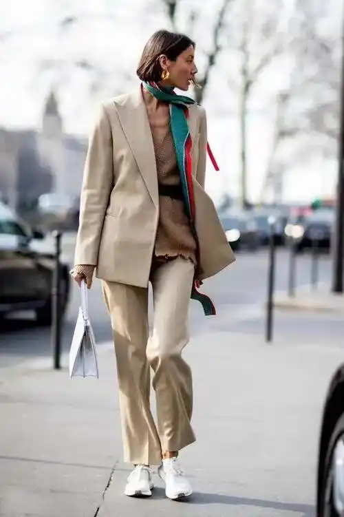 换季西装这样搭丝巾,让你悄悄惊艳所有人_方巾_造型_印花